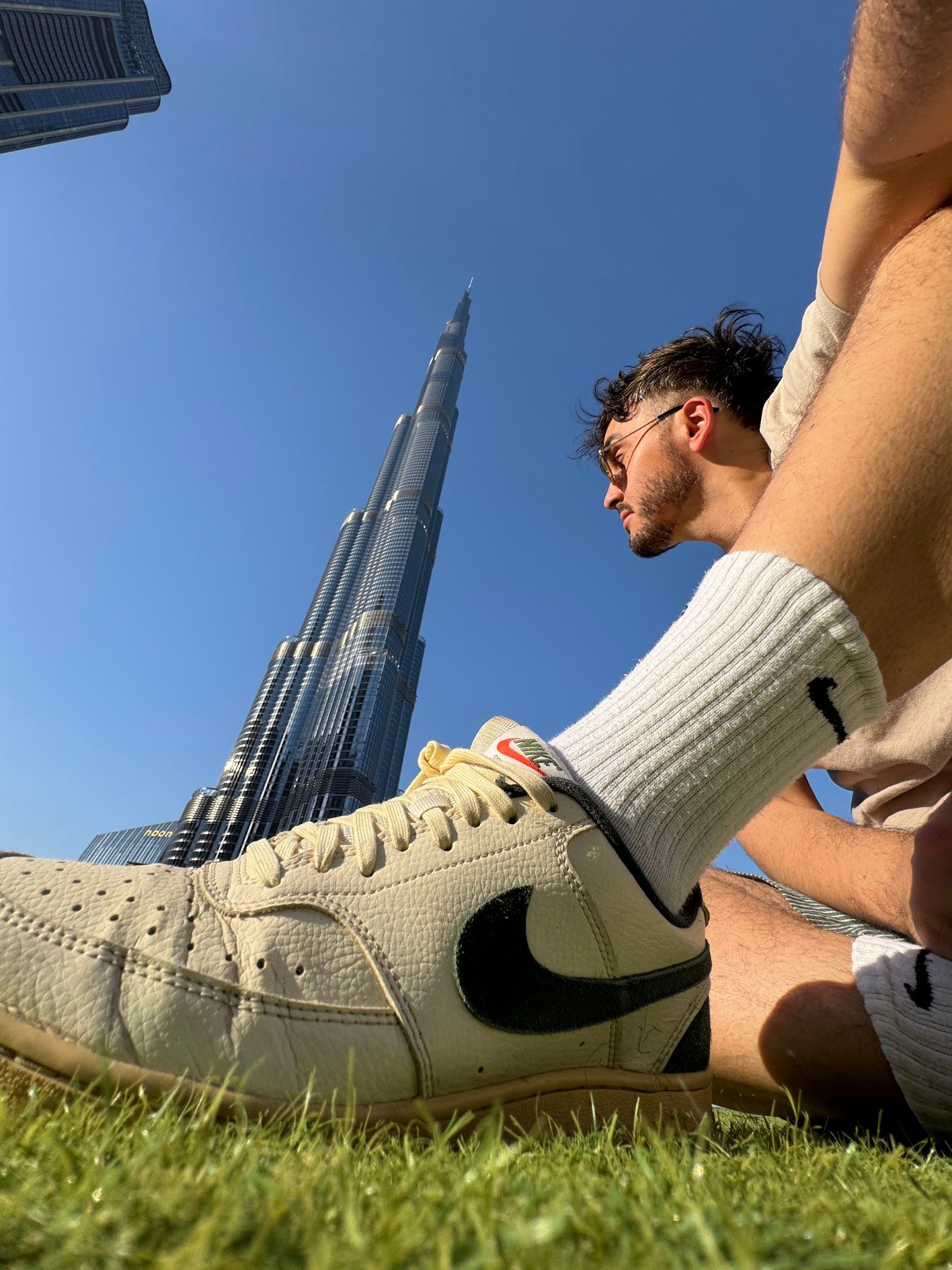 Alexy Goguet à Dubaï, la tour Burj Khalifa en arrière-plan