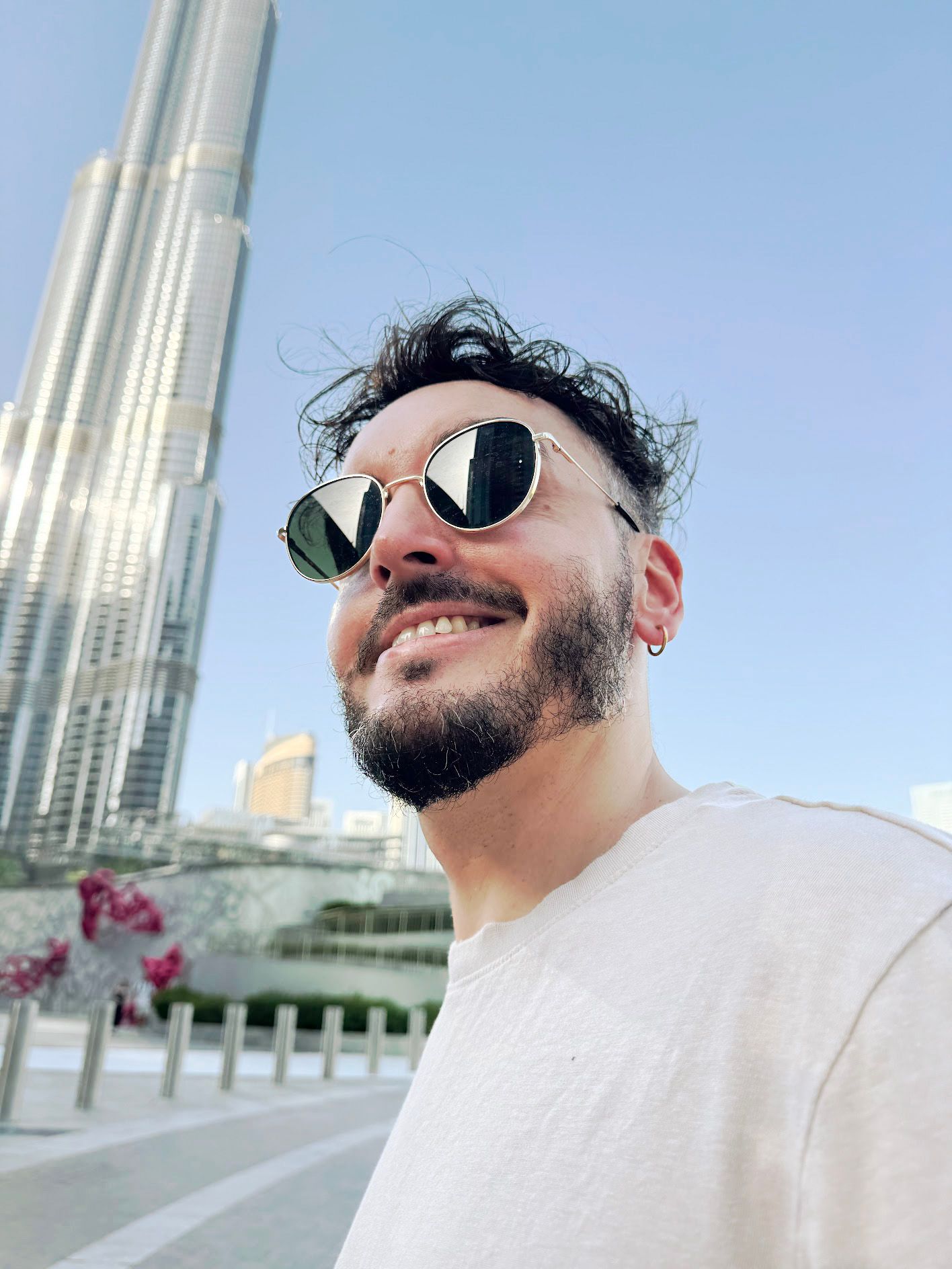 Alexy Goguet à Dubaï, la tour Burj Khalifa en arrière-plan